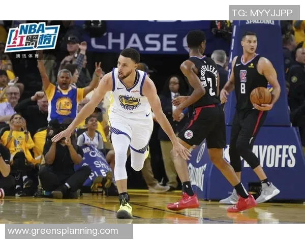 赛斯-库里三分连中7枚，帮助76人取得关键胜利